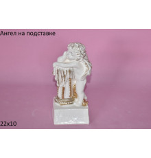 Ангел на постаменте