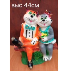 Две кошки на скамейке  