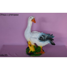 Утка с утятами в