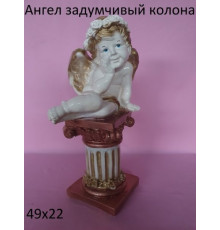 ангел задумчивый на колонне