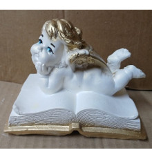 Ангел лежачий на книге